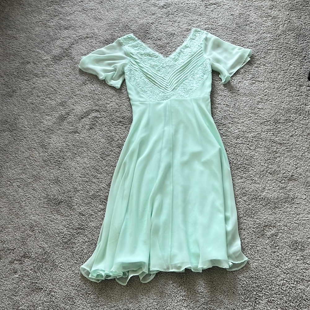 Beautiful dress perfect for a wedding guest or bridesmaid.